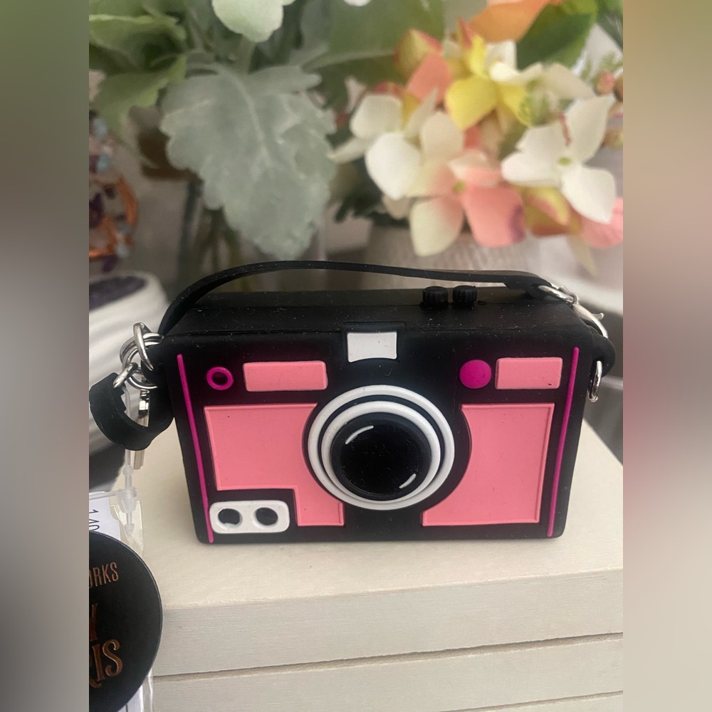 🆕📷 BATH & BODY WORKS EMILY IN PARIS  “VINTAGE CAMERA” POCKETBAC HOLDER. NEW! - Picture 3 of 10